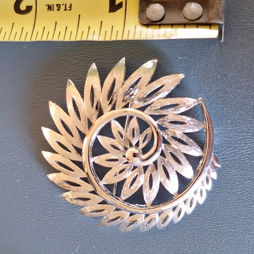 Women's brooch pin